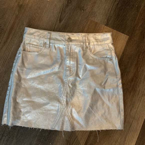 Forever 21 silver‎ mini skirt. Worn once. - Picture 1 of 4